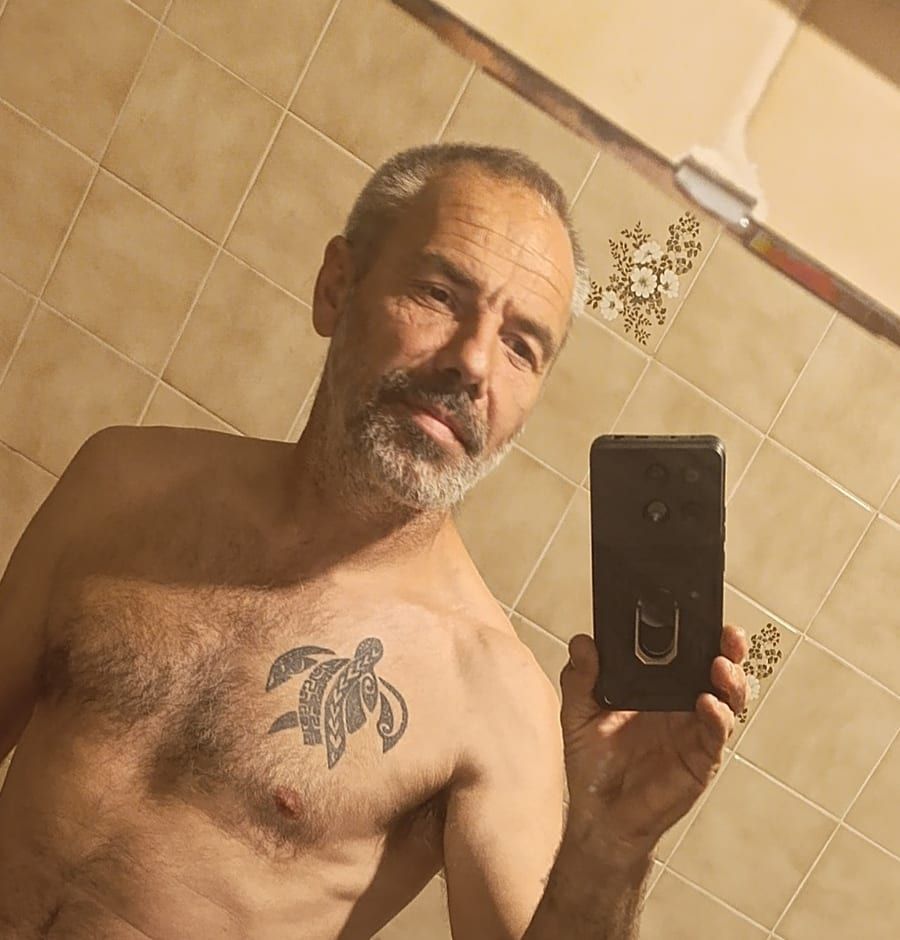 Ioen - Annonce gay à Daverdisse Profil de Ioen, 41 ans, Annonce gay à Daverdisse (Luxembourg)