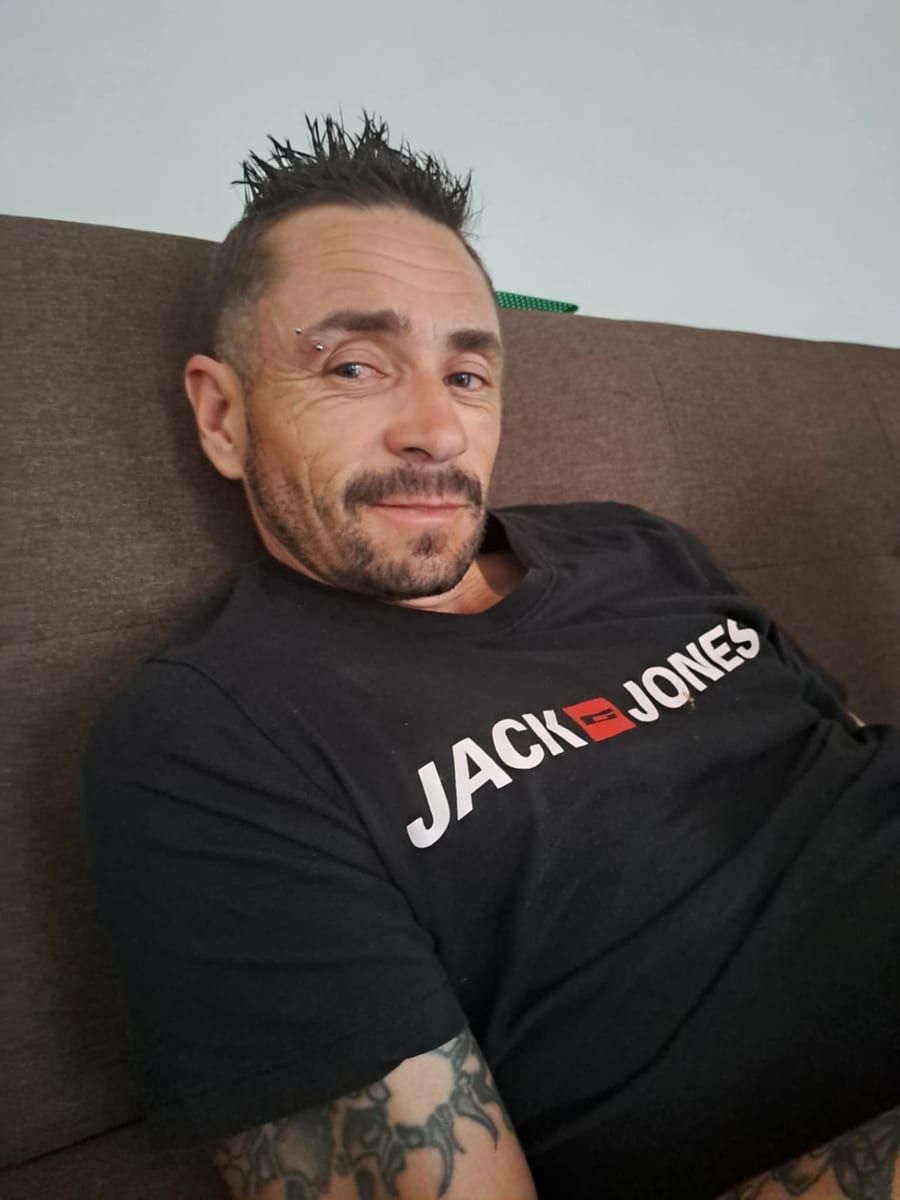 Chain - Annonce gay à Sombreffe Profil de Chain, 42 ans, Annonce gay à Sombreffe (Namur)